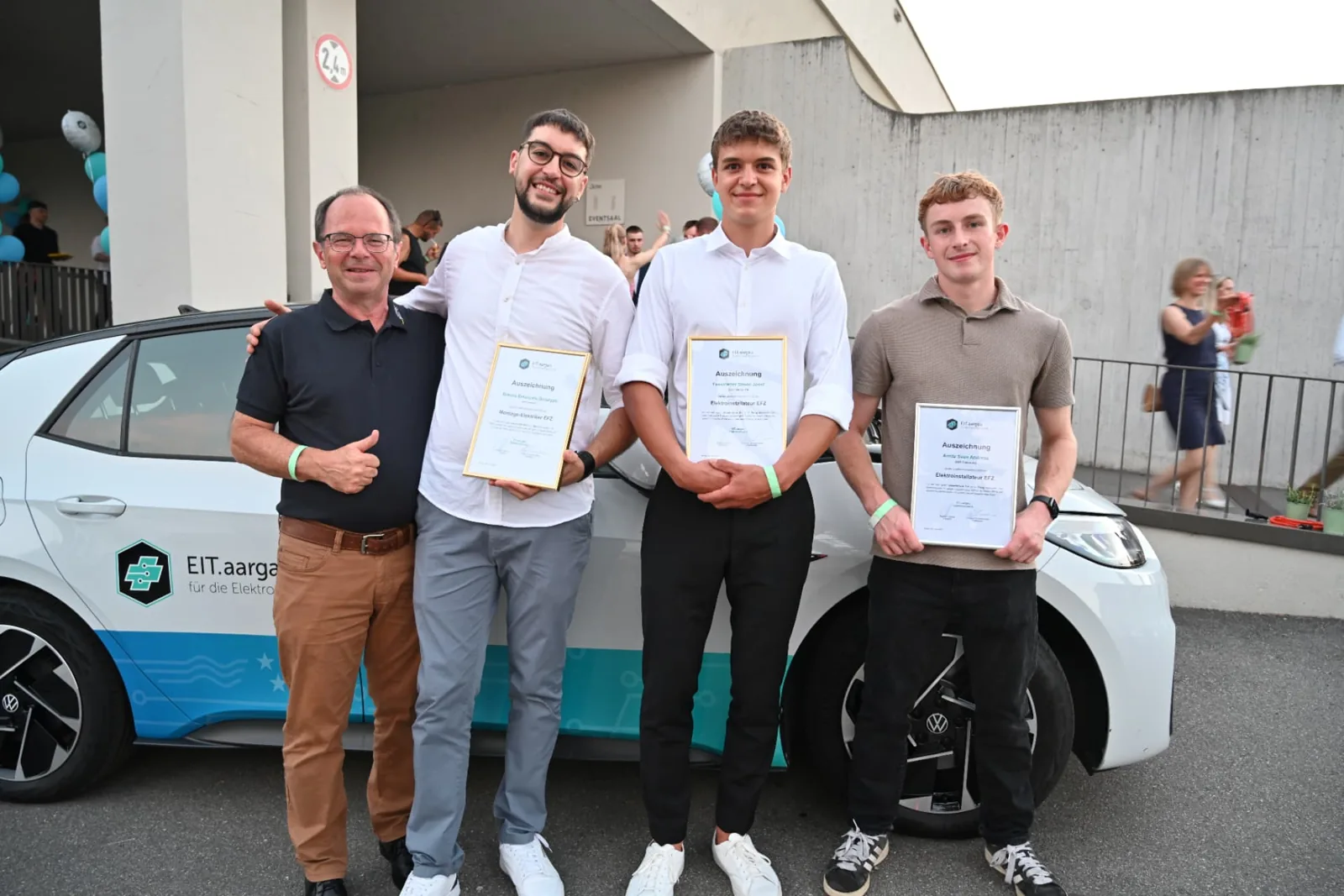 Drei bestplatzierte Lernende der Jost Elektro AG mit Auszeichnung von EIT.aargau