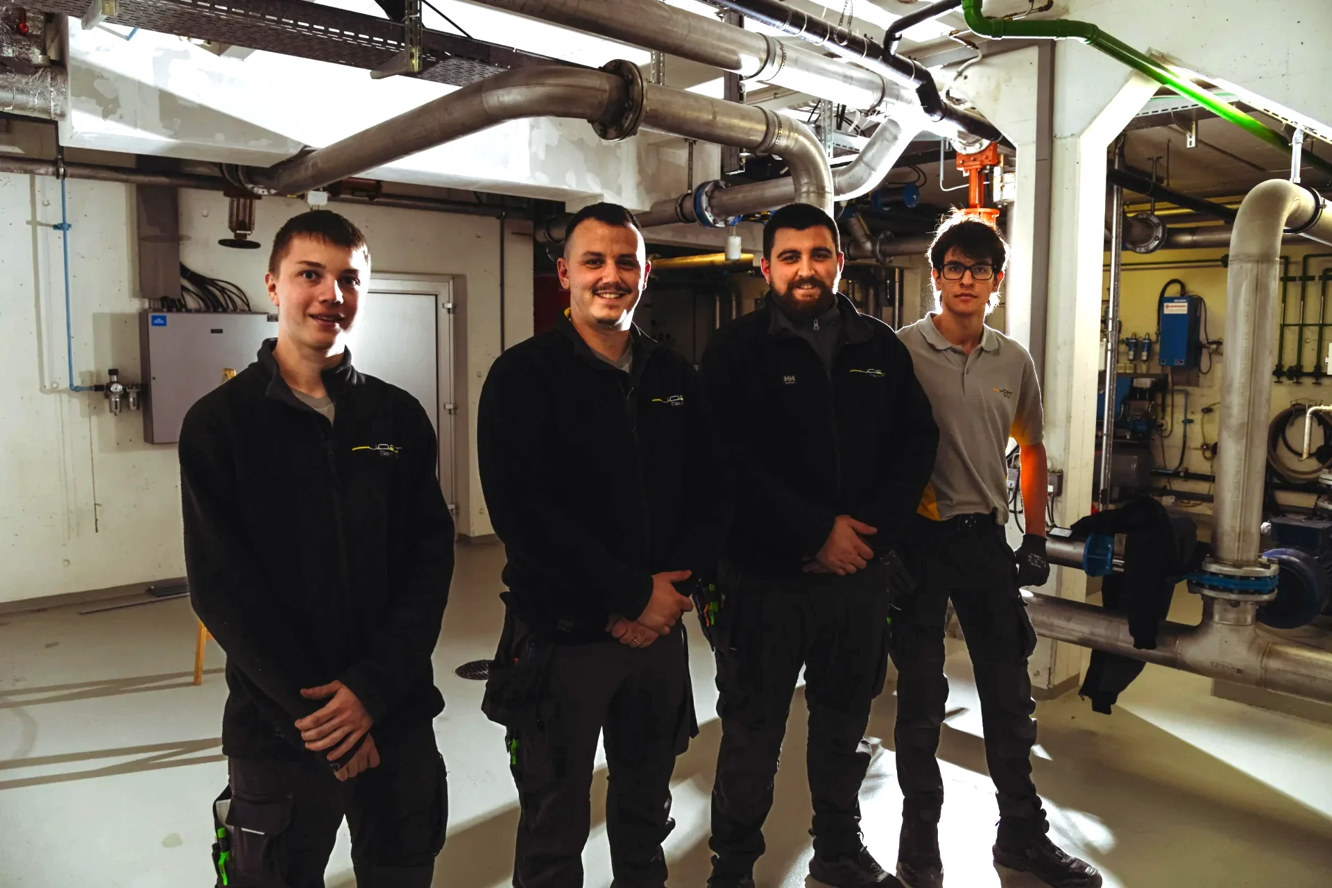 Team im Technikraum