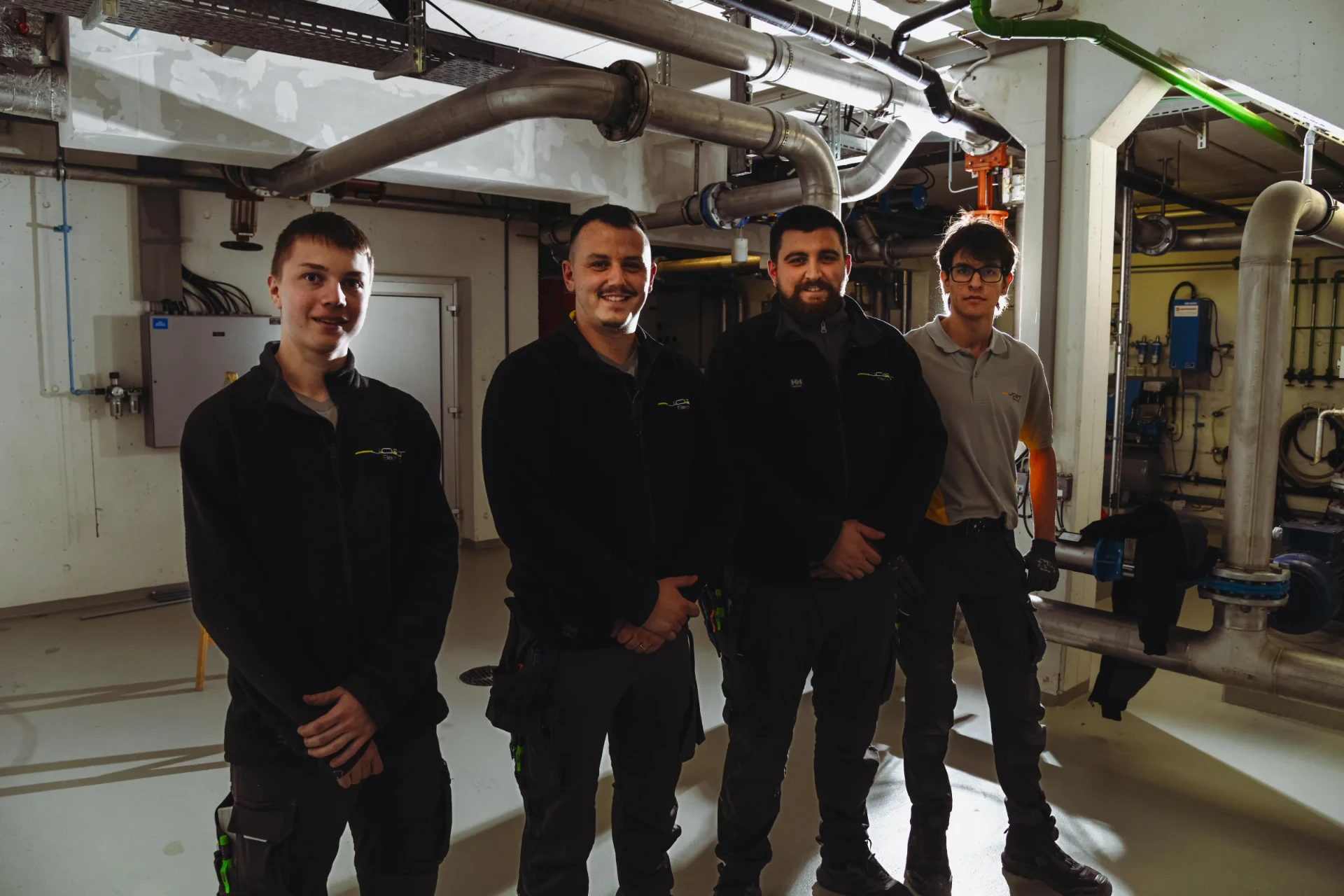 Team im Technikraum